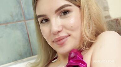 Dulce adolescente lo toma en su culo apretado