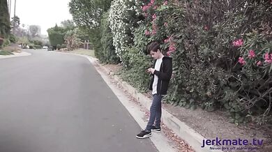 Alexis Fawx pomaga swojemu pasierbowi