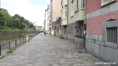 A la jovencita curvilínea Alice le encanta tener una polla en el culo