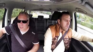 Rubia madura folla en un pub checo