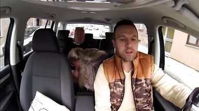 Rubia madura folla en un pub checo