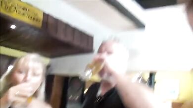 Rubia madura folla en un pub checo