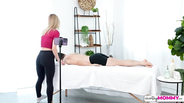 Stepmom Diana Grace gives the best hot massage