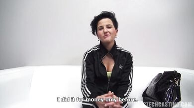 Short-haired amateur Simona shows herself naked at casting