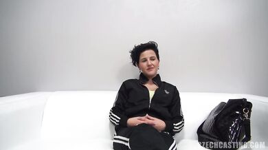 Short-haired amateur Simona shows herself naked at casting