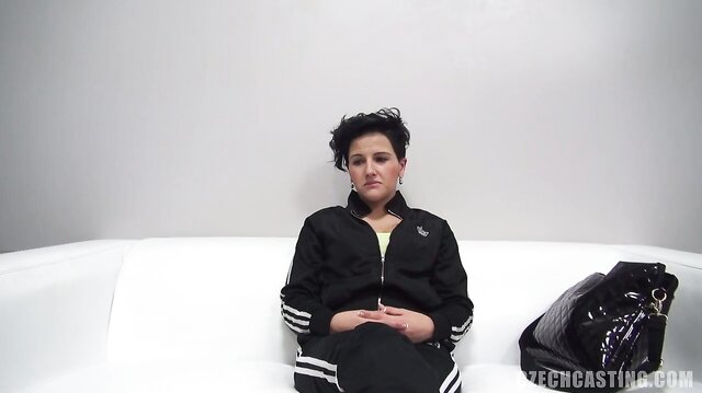 Short-haired amateur Simona shows herself naked at casting