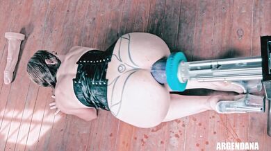 Argendana como campeona del mundo en follar dildos gigantes analmente