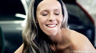 Un mecánico se folla a la sexy rubia Tracy Smile