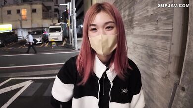 Roztomilá asijská drobná dívka s rudými vlasy, copánkem a pěkným tělem pro jakýkoli sex