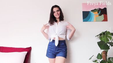 Prsnatá Freya Fields sa hrá s vibrátorom