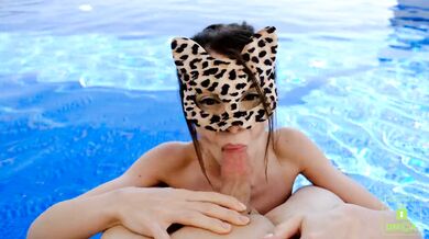 FirstBornUnicorn i jej pierwszy seks na świeżym powietrzu przy basenie