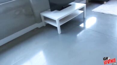 Krótkowłosa brunetka Nikki Hearts ruchana z perspektywy pierwszej osoby