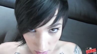 Krótkowłosa brunetka Nikki Hearts ruchana z perspektywy pierwszej osoby