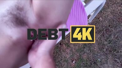 Platí svoj dlh svojou kundičkou vonku