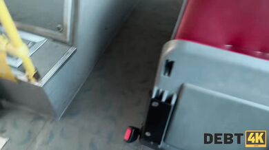 Platí svoj dlh svojou kundičkou vonku