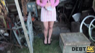 Platí svoj dlh svojou kundičkou vonku