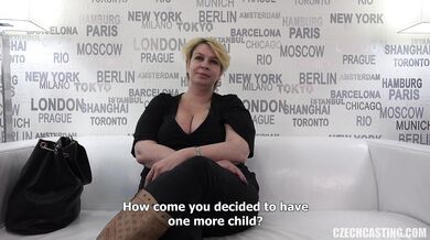 Zralá blond amatérka masturbuje na castingu