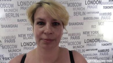Zralá blond amatérka masturbuje na castingu