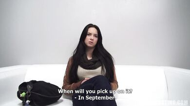 18-letnia amatorka Sara pokazuje swoje seksowne nagie ciało