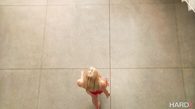 Scarlet Red miluje BBC