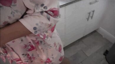 Joven se corre dentro de su madrastra por culpa de su padre infiel