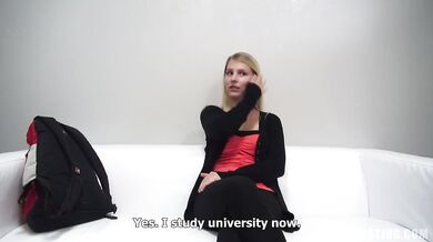 La amateur Pavlina muestra su cuerpo desnudo natural.