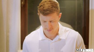 MILFY - Drsná šéfka Charli požaduje, aby ji asistent tvrdě ošukal