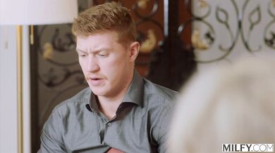 MILFY - Drsná šéfka Charli požaduje, aby ji asistent tvrdě ošukal