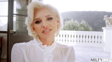 MILFY - Drsná šéfka Charli požaduje, aby ji asistent tvrdě ošukal