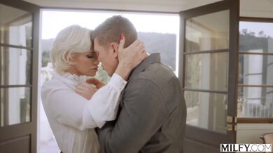 MILFY - Drsná šéfka Charli požaduje, aby ji asistent tvrdě ošukal