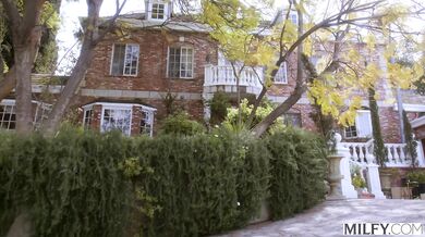 MILFY - Nadržená MILFka Holly podvádí manžela s mladým hřebcem