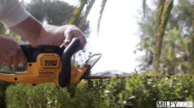 MILFY - Nadržená MILFka Holly podvádí manžela s mladým hřebcem