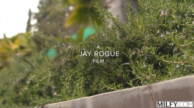 MILFY - La ama de casa obsesionada con el sexo anal, Lauren, tiene gusto por una gran polla negra