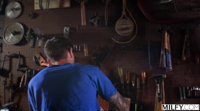 MILFY - La agente inmobiliaria cachonda Penny no puede resistirse a una polla dura