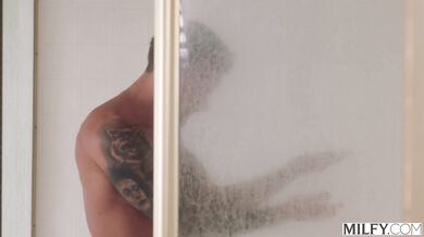 MILFY - La agente inmobiliaria cachonda Penny no puede resistirse a una polla dura