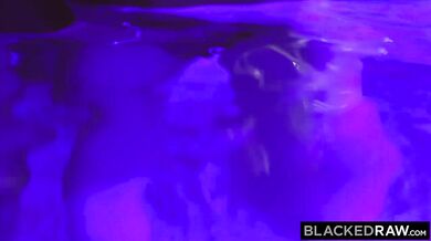 BLACKED RAW - Malutka cipka Riley ruchana przez BBC