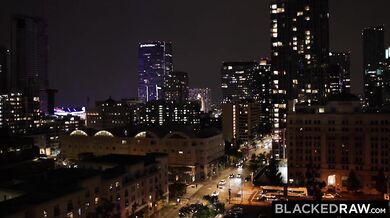 Blacked RAW - La insaciable Kenzie Love adora su gruesa polla negra