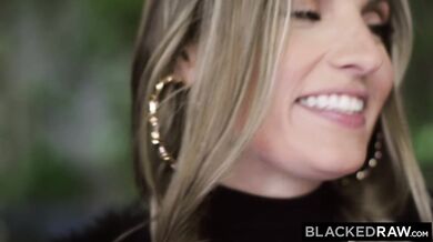 Blacked RAW - La insaciable Kenzie Love adora su gruesa polla negra