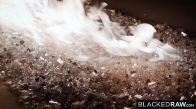 Blacked RAW - Bella Rolland deja a su aburrido novio por sexo con tres BBC