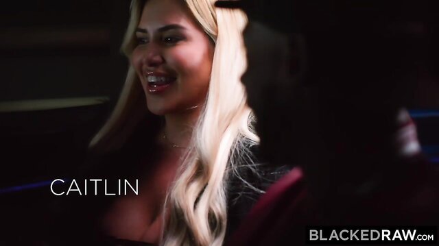 Blacked RAW - La MILF rubia Caitlin Bell monta una polla negra dura