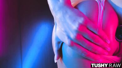 Tushy RAW - Elsa Jean estira su culo apretado