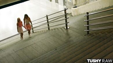 Tushy RAW - Las estrellas porno Kelly y Mary se llenan el culo en un trío