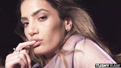 Tushy RAW - Analnie głodna brunetka lubi, gdy jej tyłek prosto trafia do ust!