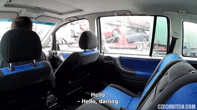 Děvka Jessica Red šuká s tlustým chlapem v autě