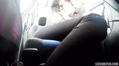 Děvka Jessica Red šuká s tlustým chlapem v autě