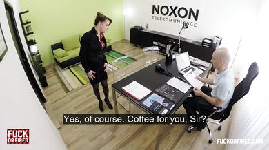 Blondýnka Angel Wicky ošukaná v kanceláři v práci