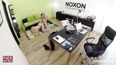 La rubia Angel Wicky follada en la oficina en el trabajo