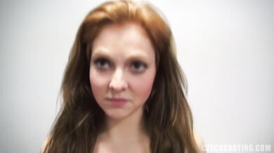 Amatorka Petra bawi się penisem na castingu