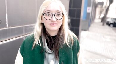 Pequeña rubia follada duro por un viejo gordo