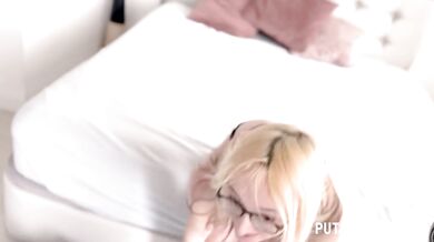 Pequeña rubia follada duro por un viejo gordo